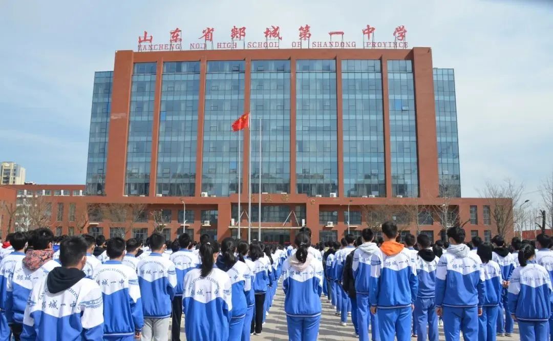 图片[1]-强作风 抗疫情 备高考 共成长——郯城一中举行高三封闭校园特别升旗仪式-郯城一中