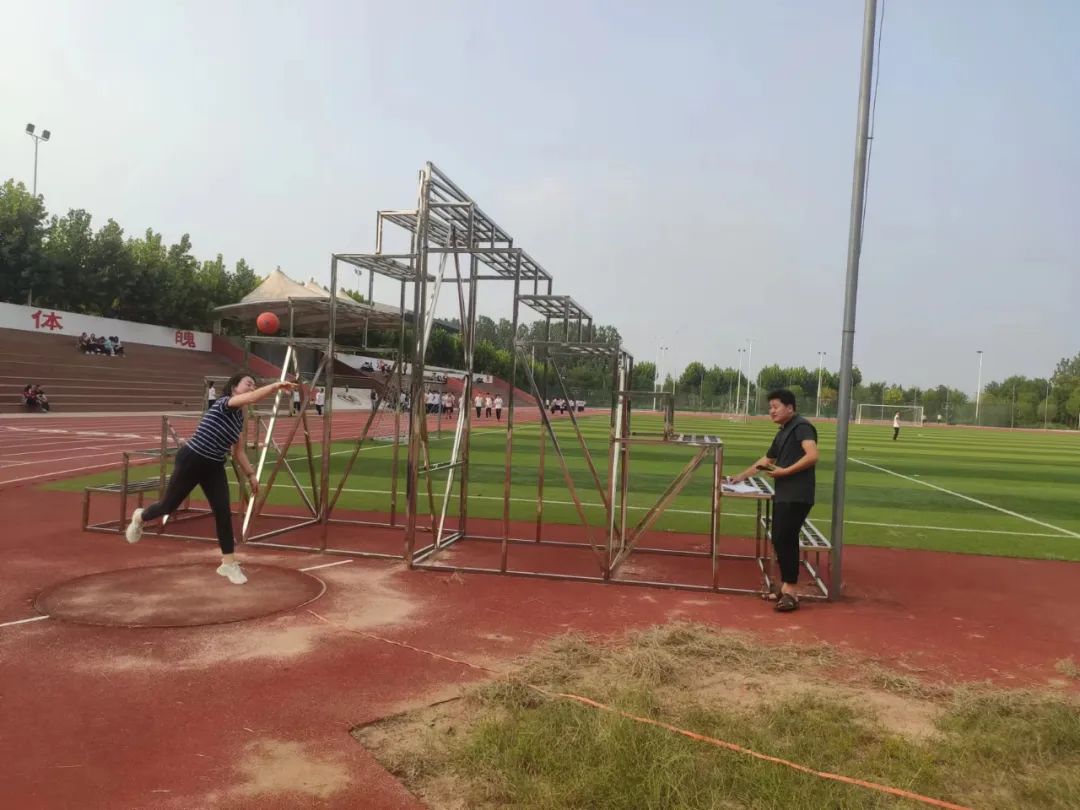 图片[2]-郯城一中举办庆教师节、迎中秋节教职工趣味运动会-郯城一中